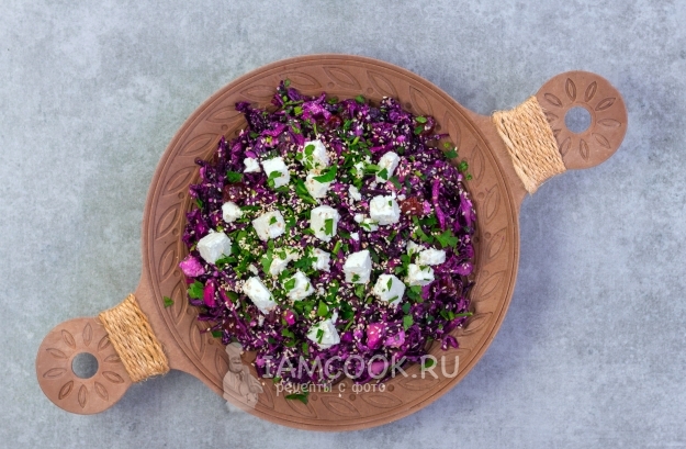 Фото салата с финиками, фетой и красной капустой