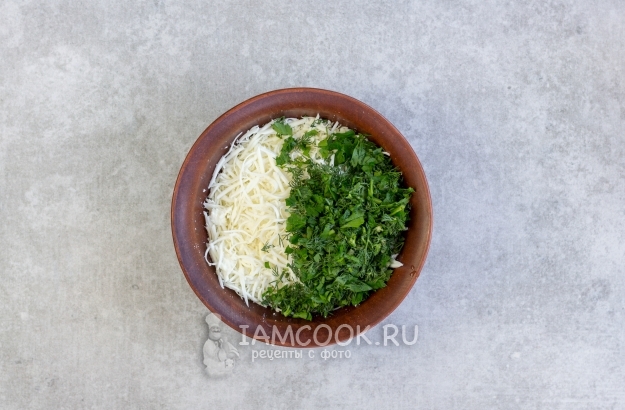 Соединить тертый сыр и зелень