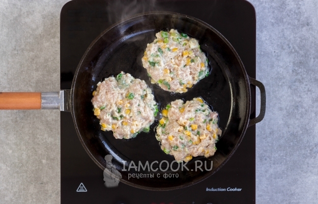 Положить фарш на сковороду