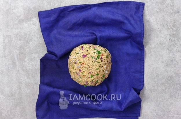 Положить тесто на влажное полотенце