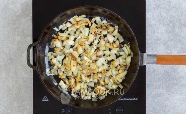 Обжарить лук