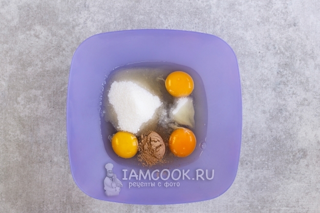 Соединить яйца, сахар и корицу
