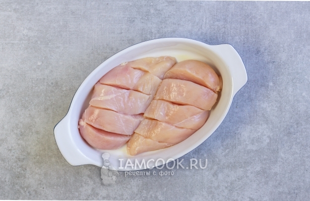 Положить куриное филе в форму