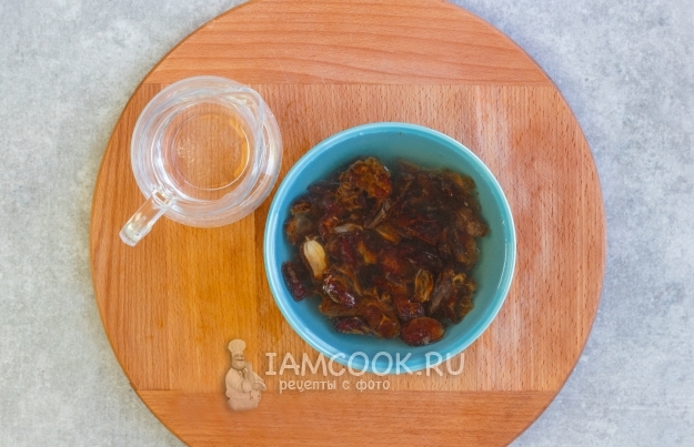 Залить финики водой