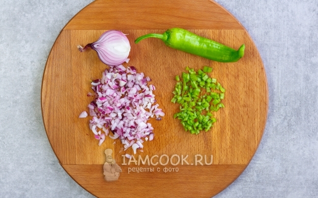 Порезать перец и лук