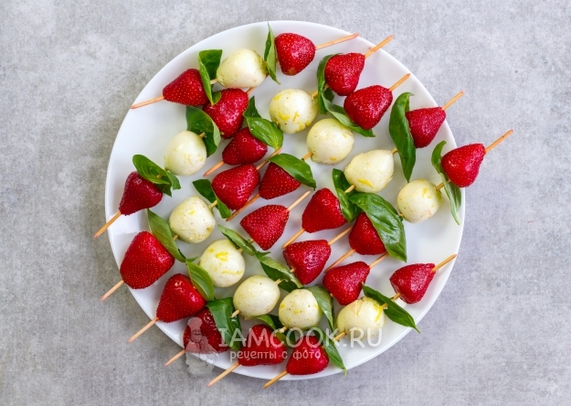 Нанизать на шпажки клубнику, базилик и сыр