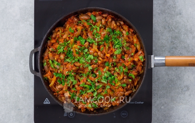 Фото тушеной капусты с фасолью