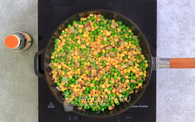 Влить соевый соус