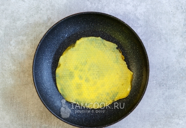 Пожарить желтки