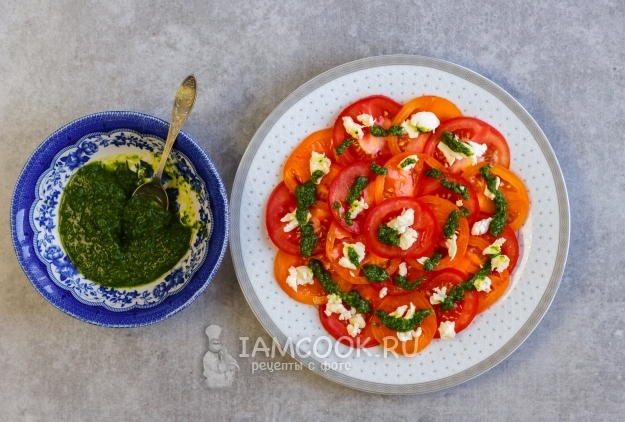 Выкладываем соус на помидоры