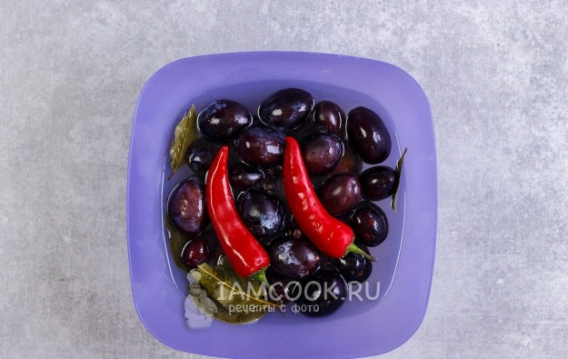 Положить сливы и перец в маринад