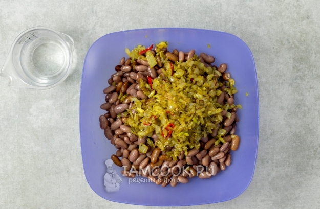 Соединить лук с фасолью