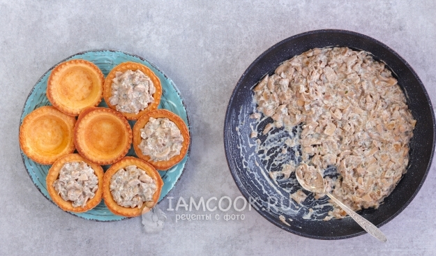 Разложить жульен по тарталеткам