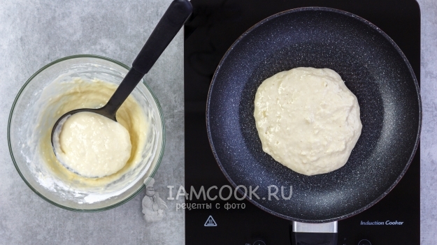 Положить тесто на сковороду