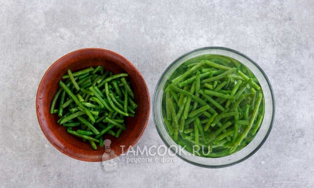 Положить фасоль в ледяную воду