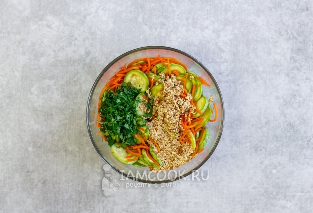 Положить в салат петрушку и кунжут