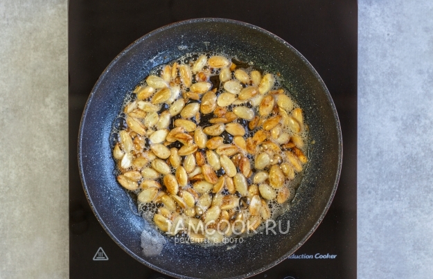 Обжарить орехи в масле