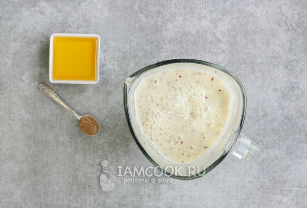 Положить мед и корицу