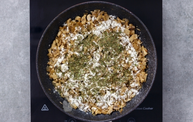 Всыпать муку и травы