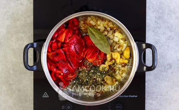 Добавить перцы, чеснок и специи