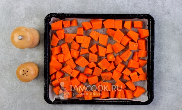 Посыпать тыкву солью и перцем