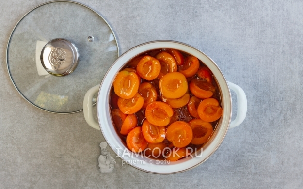 Положить абрикосы в сироп