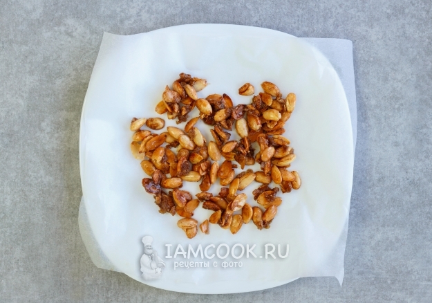 Выложить орехи на салфетку