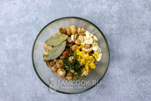 Добавить специи, чеснок и сок лимона