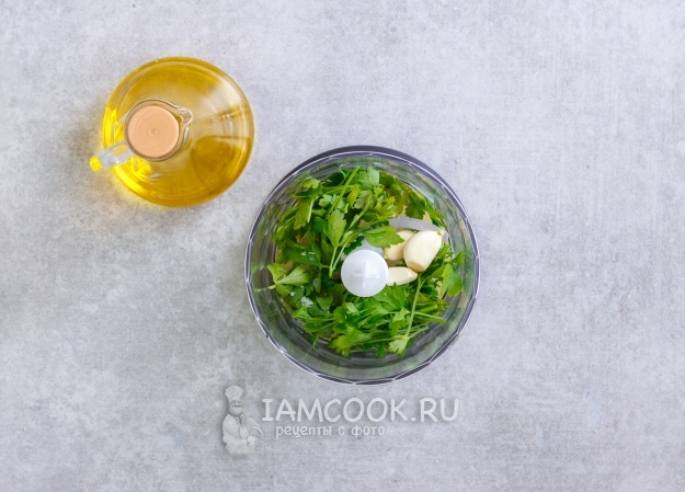 Соединить чеснок, масло и петрушку