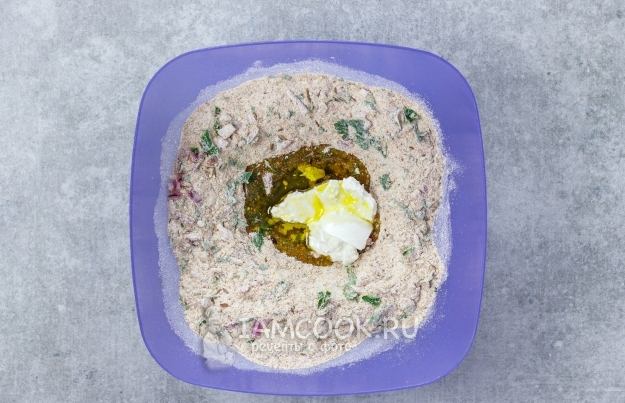 Положить масло и йогурт