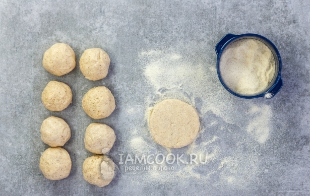 Обвалять лепешки в манке