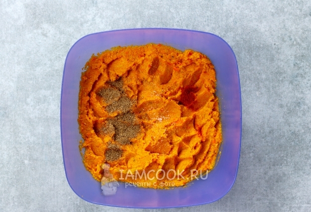 Всыпать специи и соль