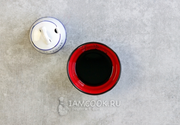 Всыпать в соевый соус сахар