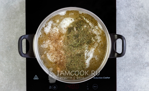 Добавить бульон и специи