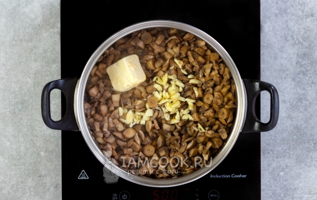 Положить масло и чеснок