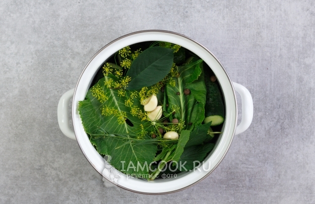 Добавить чеснок и перец