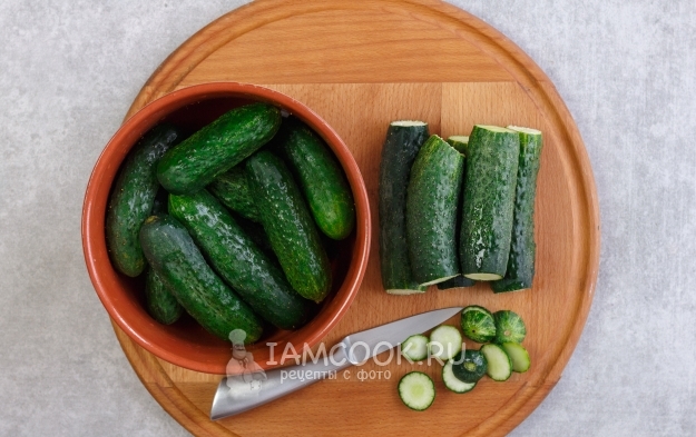 Отрезать у огурцов хвостики