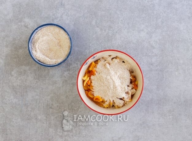 Всыпать муку к сухофруктам