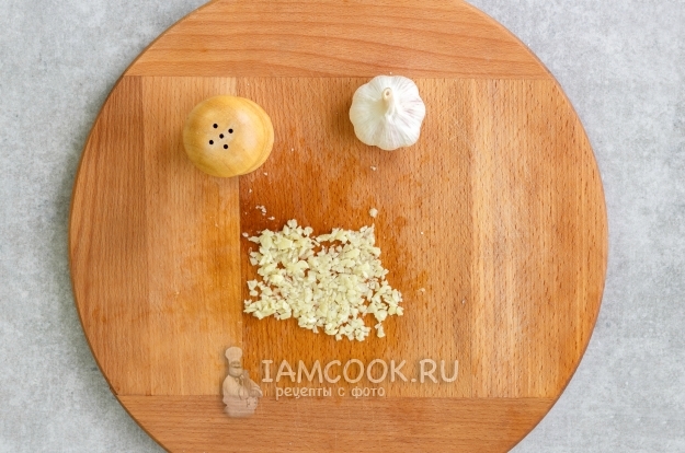 Измельчить чеснок