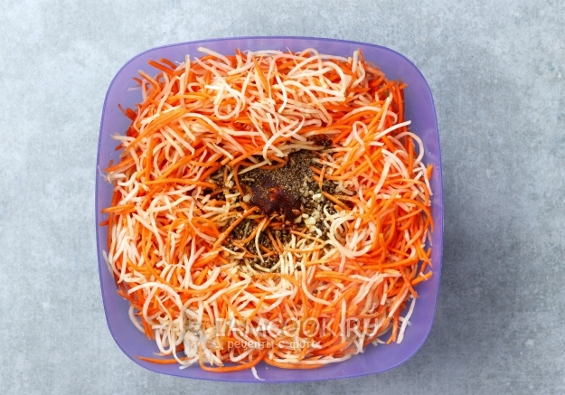 Добавить горячее масло и чеснок