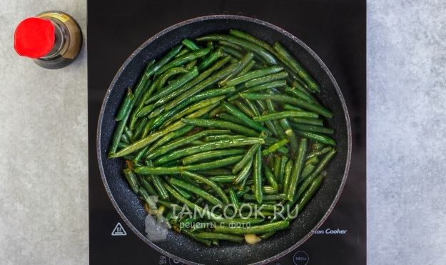 Влить соевый соус