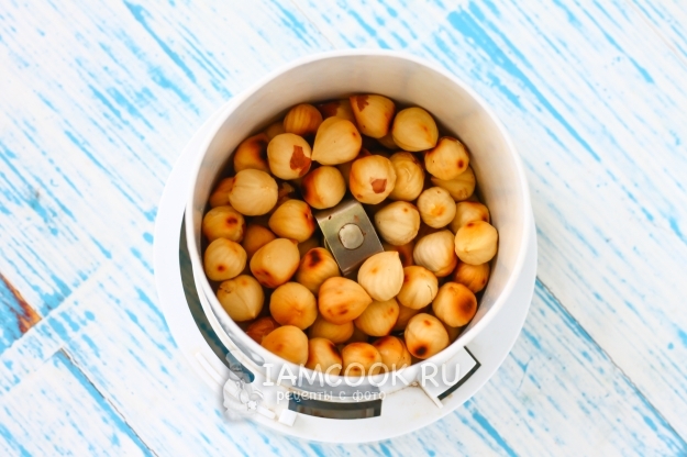 Положить орехи в кофемолку