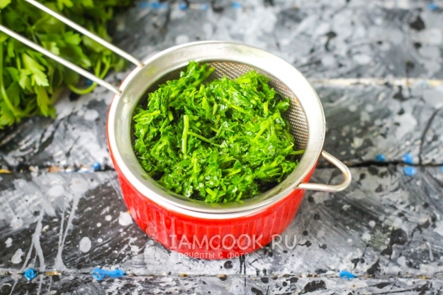 Протереть петрушку через сито