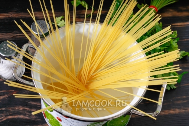 Положить спагетти в кипяток