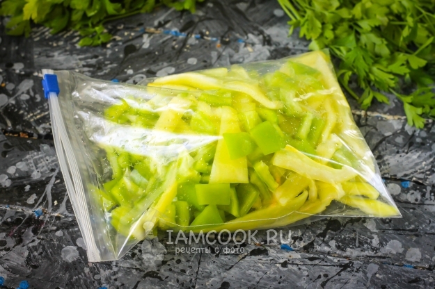 Положить перец в пакет