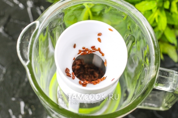 Положить семена льна в блендер