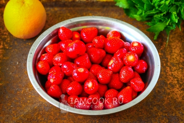 Помыть клубнику