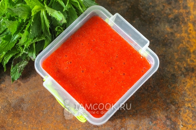 Перелить клубничное пюре в форму