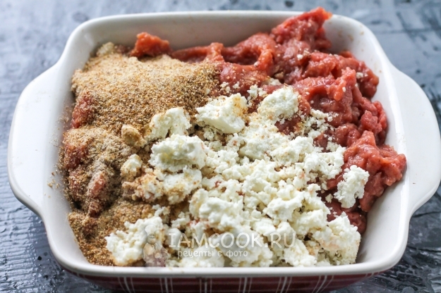 Положить сухари и рикотту