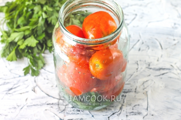Положить в банку помидоры